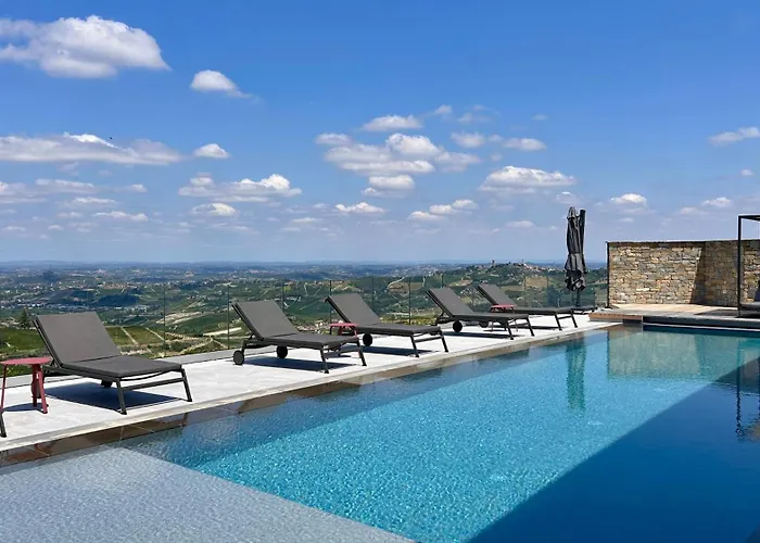 Elegante Esclusiva Fra Le Vigne Piemontesi Con Piscina Riscaldata Villa