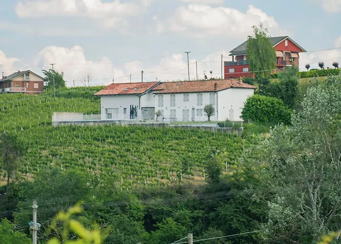 Elegante Esclusiva Fra Le Vigne Piemontesi Con Piscina Riscaldata Villa Castiglione Tinella