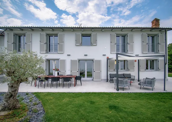 Elegante Esclusiva Fra Le Vigne Piemontesi Con Piscina Riscaldata Villa Castiglione Tinella