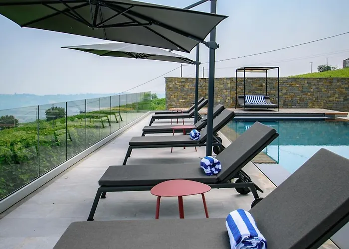 Elegante Esclusiva Fra Le Vigne Piemontesi Con Piscina Riscaldata Villa Castiglione Tinella